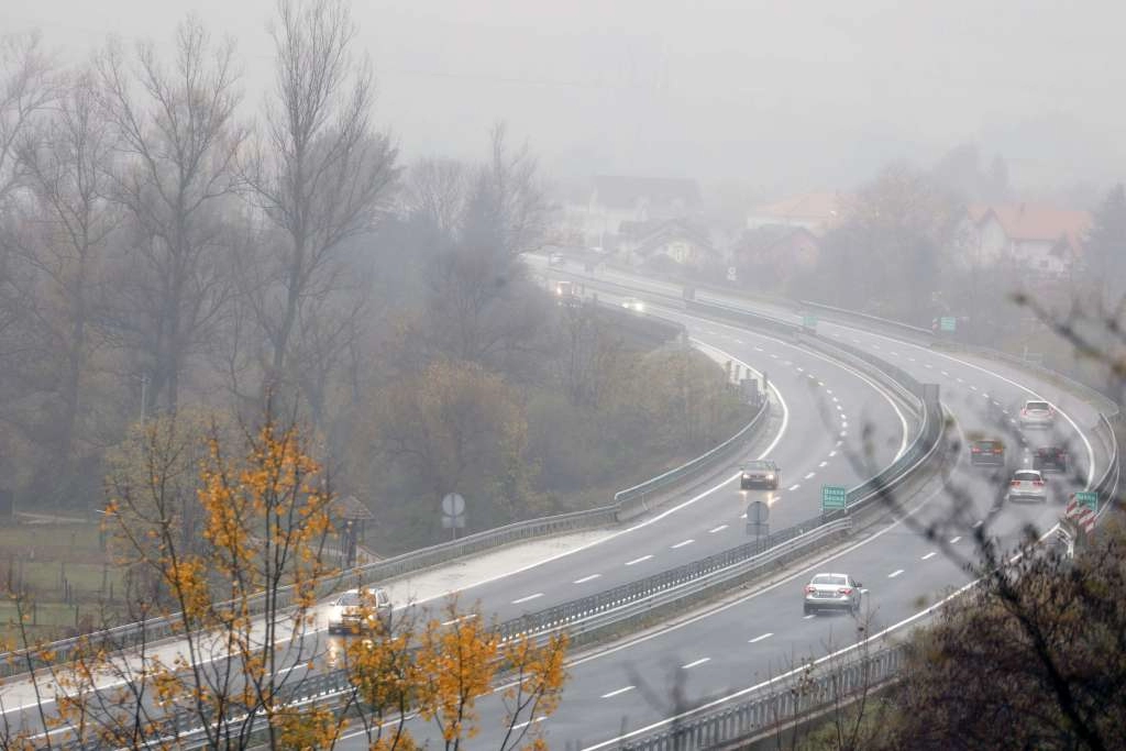 U južnim krajevima BiH vidljivost smanjena zbog magle, na zapadu jaki udari vjetra